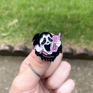 scream enamel pin